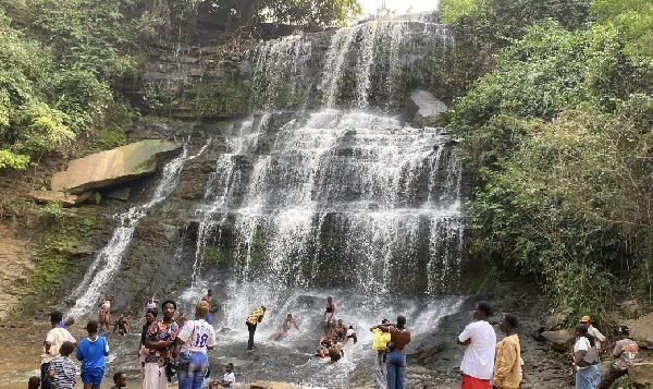 Smartphone Photography Threatens Livelihoods of Professional Photographers at Tourist Sites
